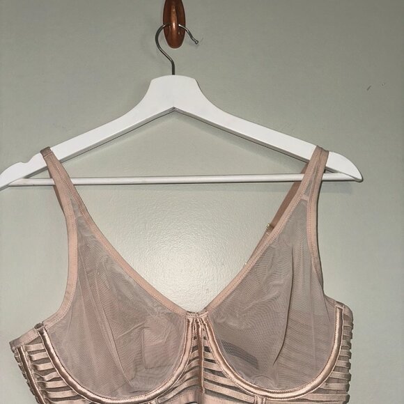 Classic nude and white lace bra and garter set - Picture 2 of 8